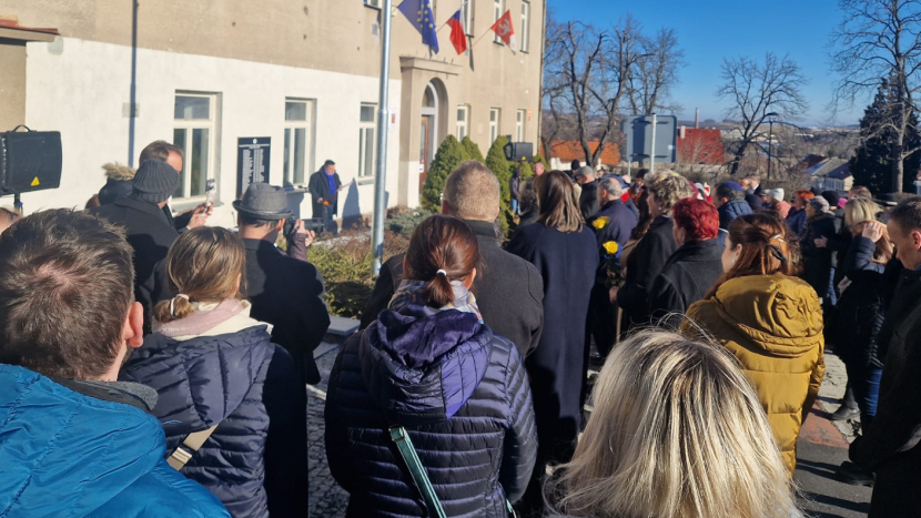 V Mníšku odhalili pamětní desku obětem holokaustu, účastníci se pomodlili za mír