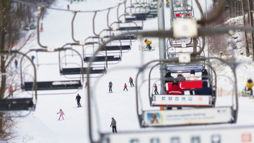 Ve středočeských areálech jsou slušné podmínky, lyžařů ale kvůli počasí ubylo