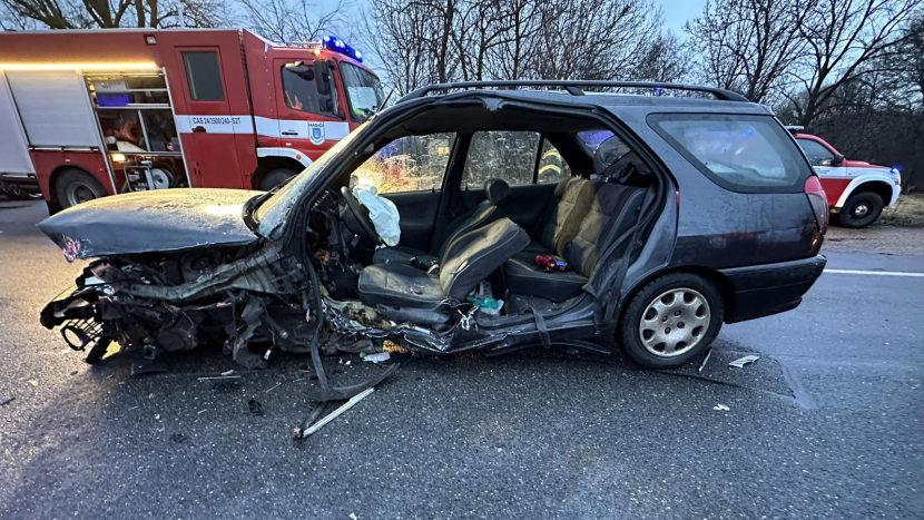 Vážná nehoda blokovala silnici u Březnice. Jednoho z řidičů museli hasiči z auta vyprostit