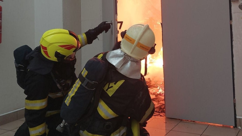 V Nymburce hořela postel v ubytovně, hasiči evakuovali 46 lidí