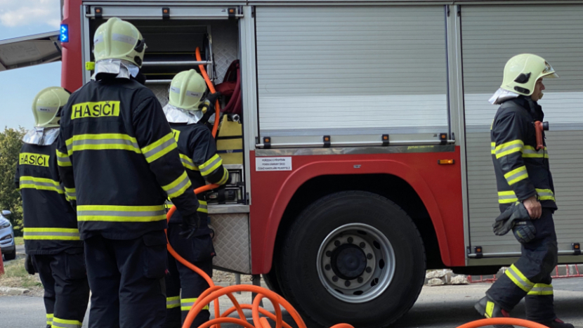 Hasiči našli po požáru v domě ve Veltrubech na Kolínsku mrtvého člověka