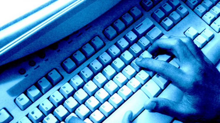 Policie obvinila dva muže kvůli podvodům na internetu
