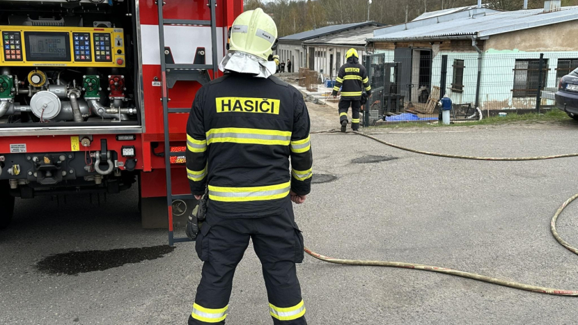 Příbramští hasiči odstraňují následky překopnuté plynové přípojky v Plynárenské ulici