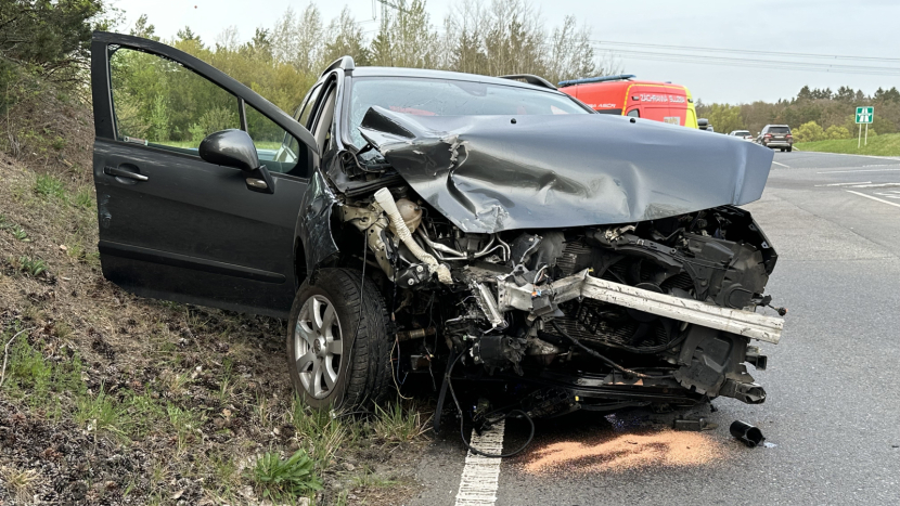 Při nehodě dvou aut u Dobříše se zranili dva lidé