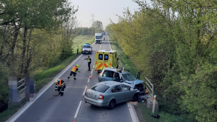 Při nehodě dvou osobních aut u Zlonína nedaleko Prahy se zranili čtyři lidé