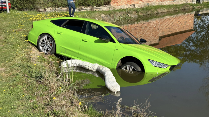 Řidiči audi vběhl do cesty pes, auto skončilo v rybníku