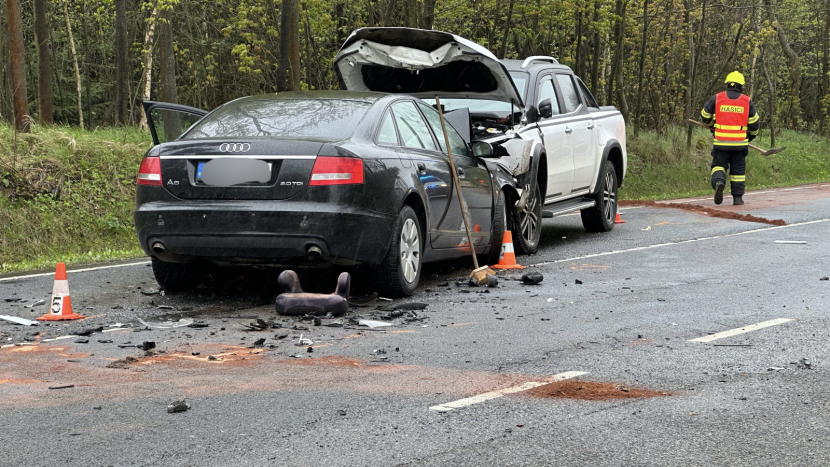 Čelní střet dvou aut uzavřel silnici mezi Příbramí a Bohutínem