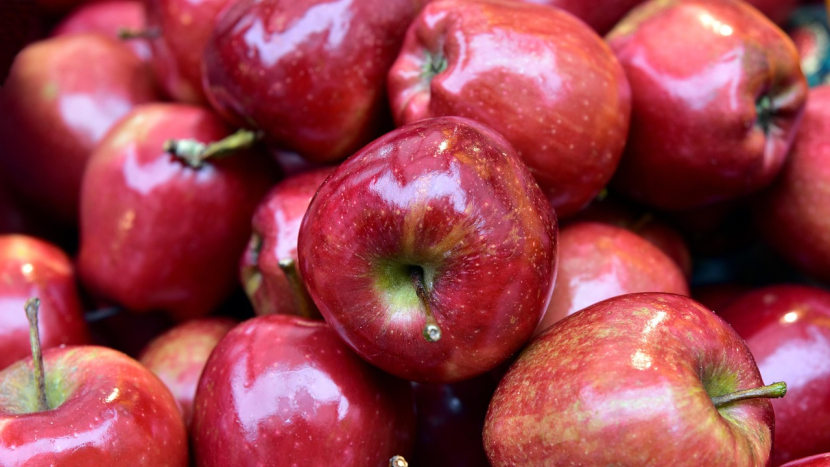 Většina potravin v dubnu meziměsíčně zdražila, nejvíce jablka