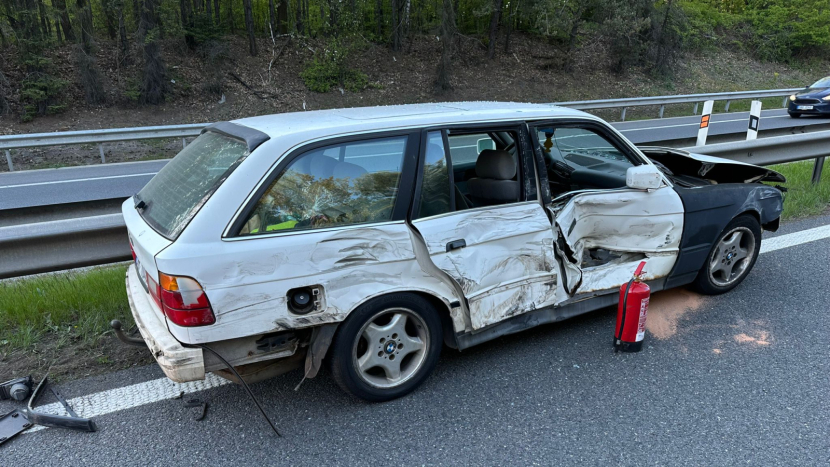Na dálnici D4 předjížděl opilý řidič sanitku jedoucí na majácích, nehoda si vyžádala zranění