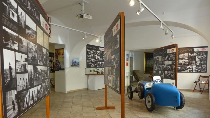 Sedlčanské muzeum otevřelo výstavu o automobilové závodnici Elišce Junkové