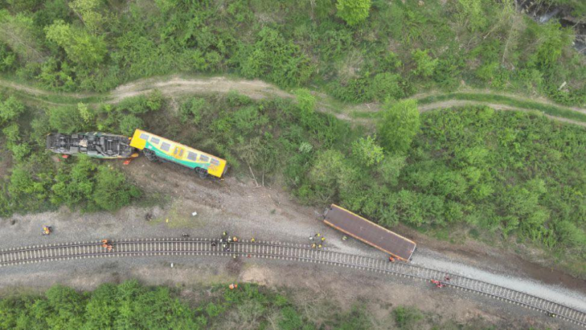 Správa železnic prověřuje poškození trati po vykolejení osobního vlaku u Klínce