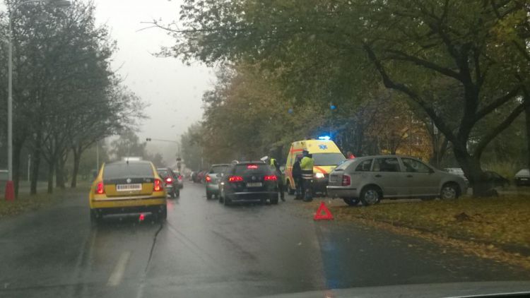 Dvě auta se srazila ve Školní, havaroval i autobus na Drkolnově