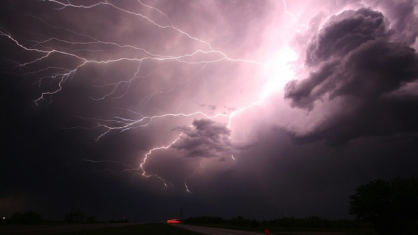 Meteorologové opět varují před silnými bouřkami