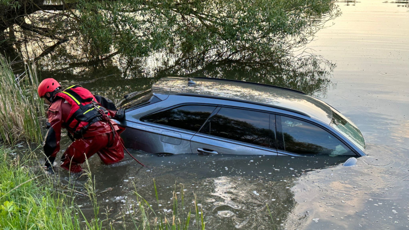 Řidička audi sjela do rybníka, vyvázla bez zranění