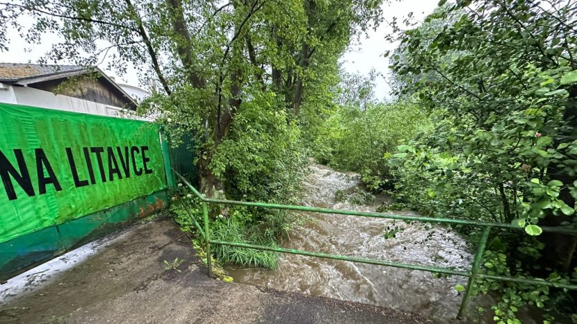 Hasiči ve středních Čechách dnes kvůli dešti vyjížděli k sedmi desítkám případů