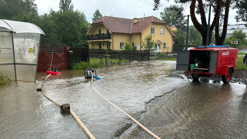 Středočeští hasiči vyjížděli k 26 případům, v Běštíně hlídají potok