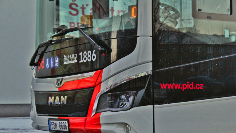 Výstup z autobusů PID bude pouze na znamení