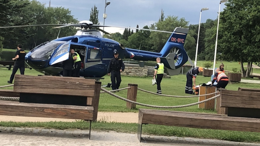 Na Nováku spadlo dítě z trampolíny, letěl pro něj vrtulník