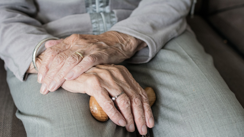 Tři z deseti seniorů se setkali se špatným zacházením od blízkých