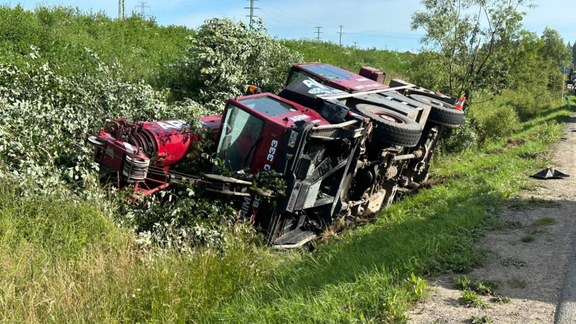 Řidič automobilového jeřábu nedobrzdil za dodávkou a skončil v příkopu, jedno zranění