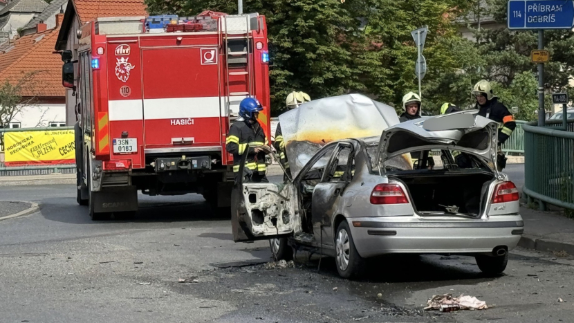 V Hořovicích hořelo auto, vážně popáleného řidiče do nemocnice přepravil vrtulník