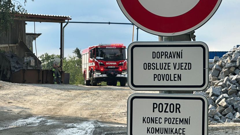 Pro těžce zraněného dělníka po explozi rozbušky letěl do Kozárovic vrtulník