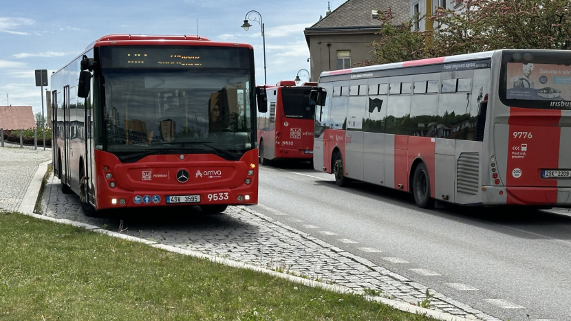 Všechny autobusové zastávky ve středních Čechách jsou ode dneška na znamení