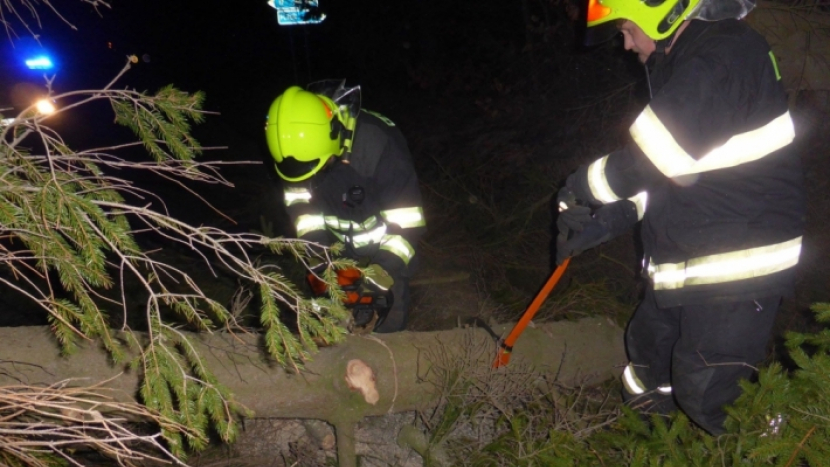 Středočeští hasiči měli kvůli bouřkám téměř 60 zásahů