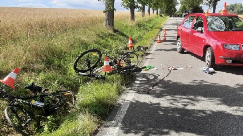 Na Strakonicku narazilo auto do skupiny dětí na kole, čtyři zranění