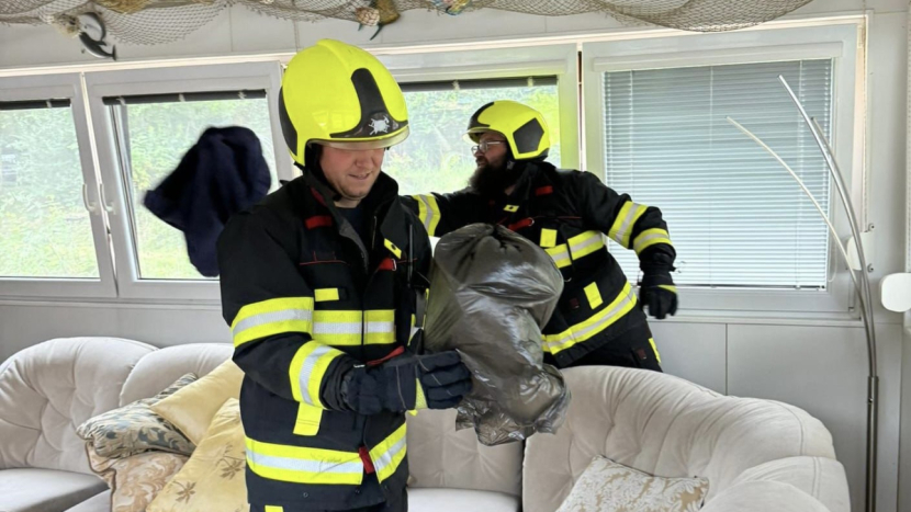 V hausbótu Heleny Vondráčkové u Hříměždic se usídlil had, na pomoc zavolala hasiče