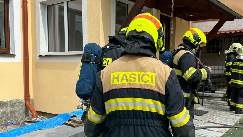 Hasiči zasahují u požáru uhlí v obci Drahenice, zřejmě se samovznítilo