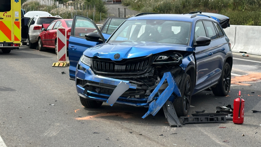 Při nehodě tří aut u Milína se lehce zranili tři lidé