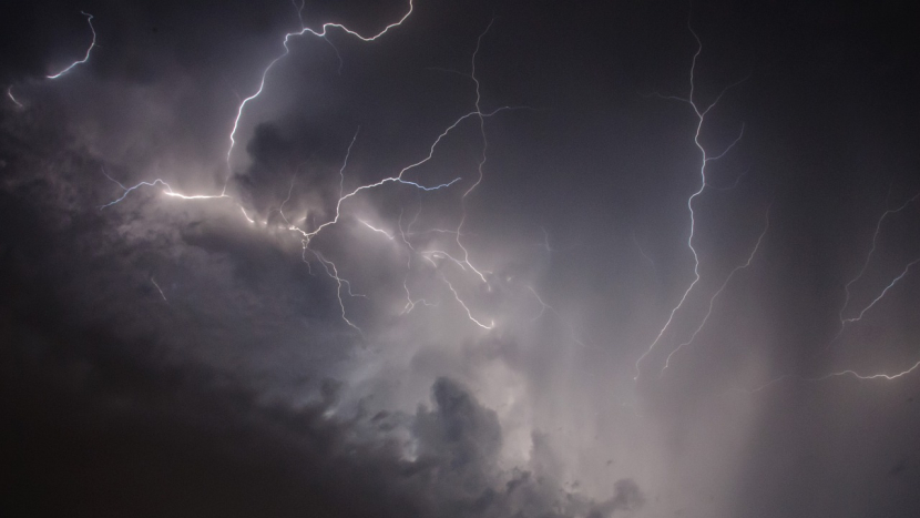 V pondělí dorazí silné bouřky s přívalovým deštěm, varují meteorologové