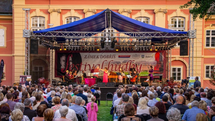 Festival hudby na dobříšském zámku nabídne klasiku pod širým nebem, letošním hostem je i sopranistka Eva Urbanová