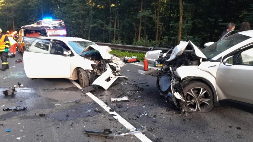 Čelní střet dvou osobních vozidel dočasně uzavřel silnici I/18