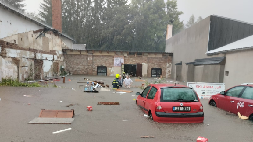 Silné bouřky v Čechách zaplavovaly ulice, problémy měly vlaky i pražské letiště