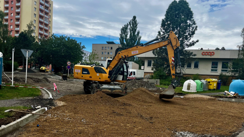 Rekonstrukce ulice Jana Drdy v plném proudu, vnitřní bazén brzy znovu v provozu