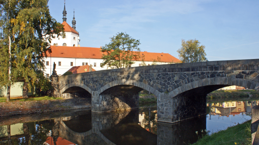 Stavbaři opravují v Březnici na Příbramsku kamenný most z roku 1899