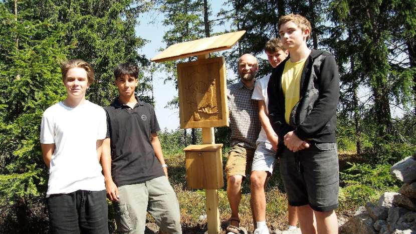 Na vrchol brdského Toku se vrátil tetřev. Tentokrát jako dřevěný reliéf