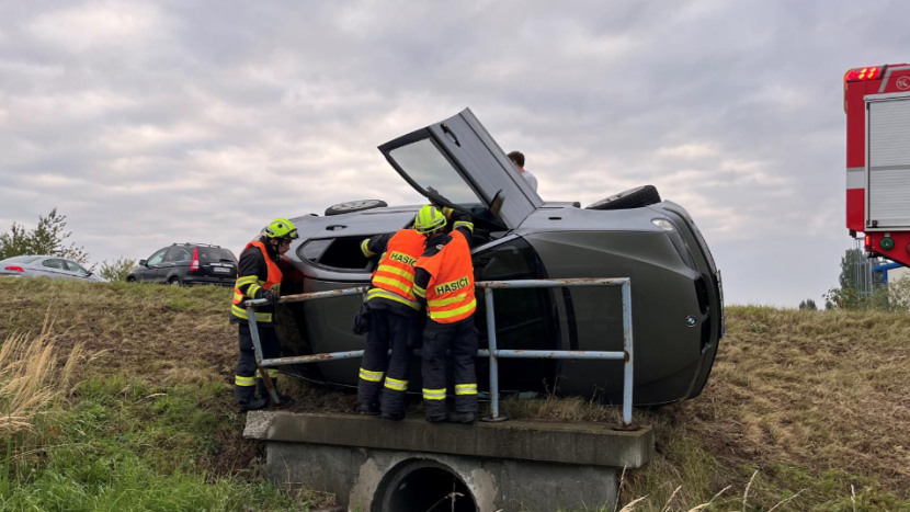 Řidič BMW nezvládl zatáčku při odbočování na Dubno a skončil na boku