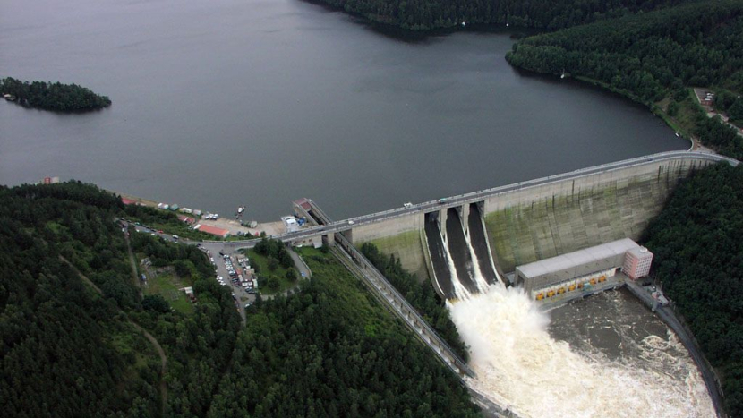 Hladina vody na Orlíku má začít pomalu klesat. Část majitelů si stěžuje na zaplavená mola a lodě