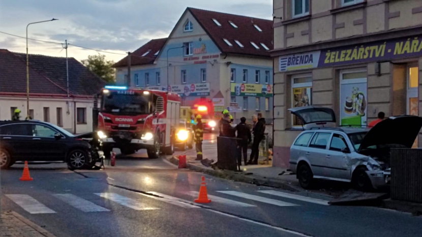 V Rožmitálské ulici na Březových Horách se srazila dvě auta