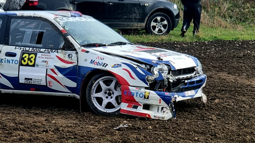 Policie prověřuje vážnou nehodu na Rallye Hořovice jako těžké ublížení na zdraví z nedbalosti