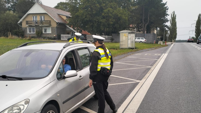 Nevěnování se řízení pod drobnohledem: příbramští policisté uložili 58 tisíc na pokutách