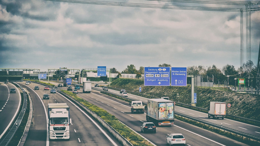 Přetížené kamiony na Pražském okruhu nově odhalí vysokorychlostní váhy