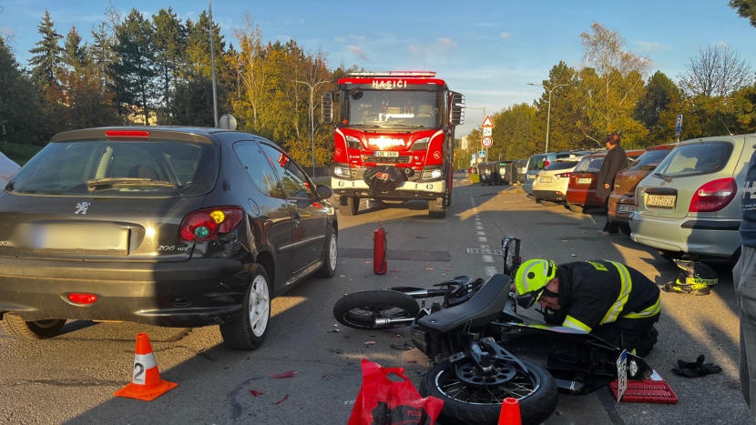 Srážka motocyklu s autem komplikuje průjezd Školní ulicí