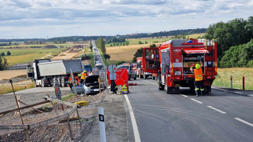 Silnice I/18 na Sedlčany ráno stála kvůli dopravní nehodě náklaďáku s osobním vozidlem