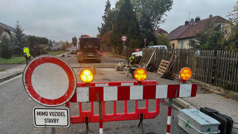 Uzavírka ve Zdabořské ulici bude odstraněna již během pátku