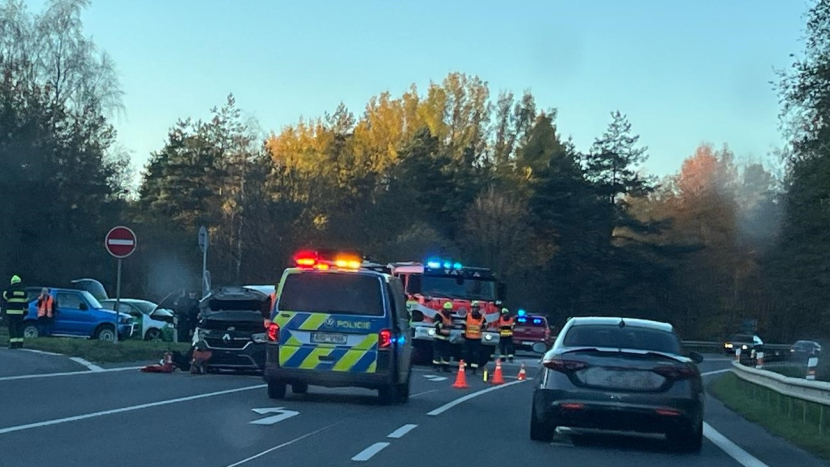 Opilý řidič boural do stromu. Nehoda tří vozidel na křižovatce u Brodu zkomplikovala dopravu.