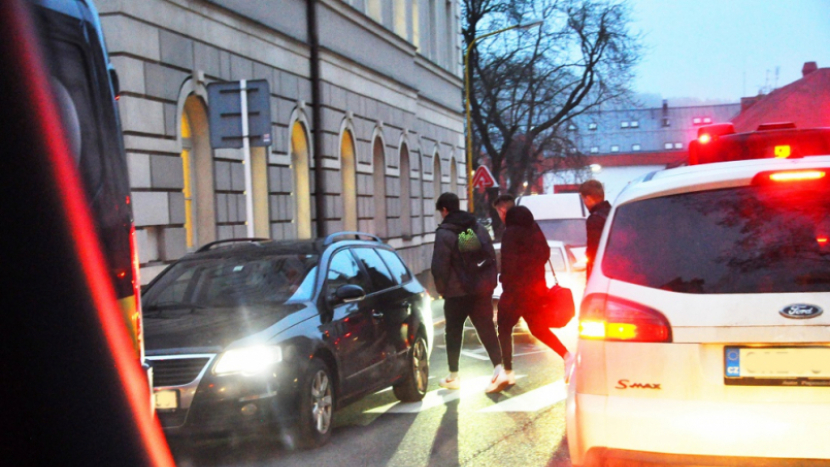 Auto srazilo v Příbrami ženu na přechodu. Policie hledá svědky